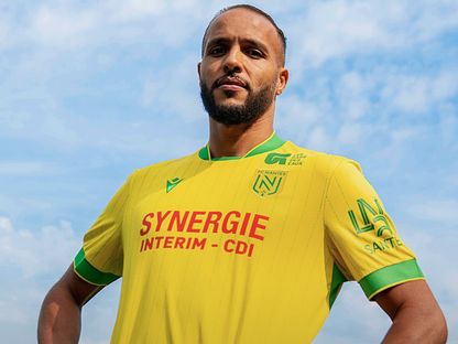 يوسف العربي خلال تقديمه لاعباً جديداً مع نانت الفرنسي - 18 يوليو 2025 - X/@FCNantes