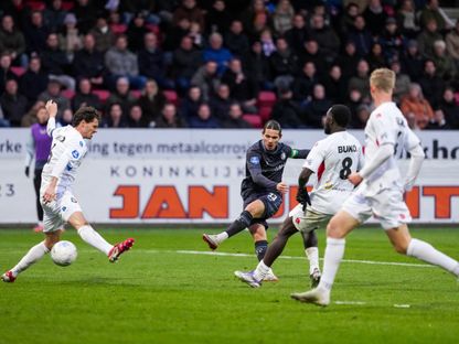 بعد تطبيق النصائح.. فان بيرسي يشيد بتألق نجمه الجزائري أنيس حاج موسى