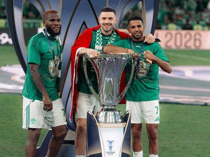 احتفال رياض محرز وديميرال وفرانك كيسي بكأس دوري أبطال آسيا للنخبة - 25 أبريل 2026 - x@ALAHLI_FC