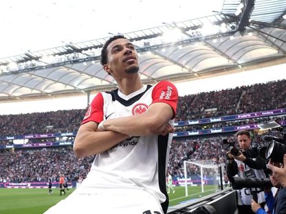 هوغو إيكيتيكي لاعب ليفربول الجديد يحتفل بهدف مع آينتراخت فرانكفورت ضد هايدنهايم بالدوري الألماني - 23 يوليو 2025 - @LFC