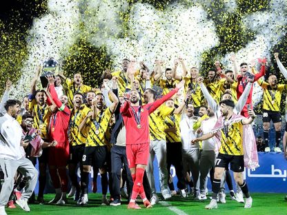 لاعبو الحسين إربد يحتفلون بلقب الدوري الأردني لكرة القدم - 3 مايو 2025 - FB/@Al Hussein SC