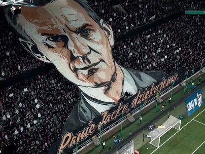 صورة دخلة عملاقة لمدرب ليغا وارسو البولندي الراحل جاسيك ماغيرا في مباراة للفريق بالدوري المحلي - 11 أبريل 2026 - @LegiaWarszawa/x