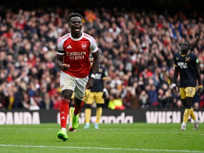 بوكايو ساكا مهاجم أرسنال يحتفل بهدفه في مرمى وست هام بالدوري الإنجليزي الممتاز - 4 أكتوبر 2025 - Reuters