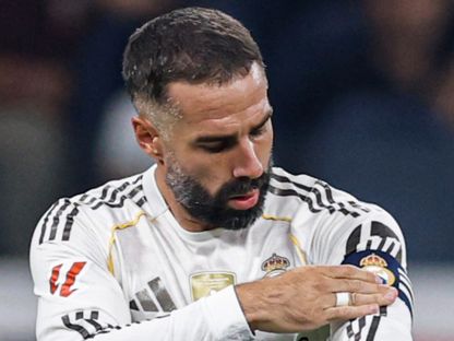 داني كارفاخال يرتدي شارة قيادة ريال مدريد أمام أوساسونا 19-8-2025 - Realmadrid/x