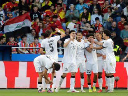 ميرخاس دوسكي يحتفل مع زملاء بتسجيله هدفاً للعراق في مرمى إسبانيا خلال مباراة ودية - 4 يونيو 2026 - REUTERS