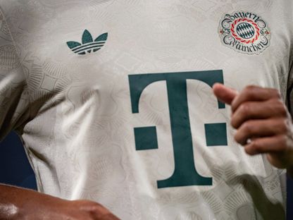 قميص بايرن ميونيخ المخصص لاحتفالات أكتوبر - 27 سبتمبر 2025 - X/@FCBayern