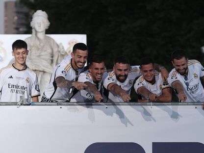 لاعبون من ريال مدريد يحتفلون بلقب دوري أبطال أوروبا في ساحة "سيبيليس" - 2 يونيو 2024 - AFP