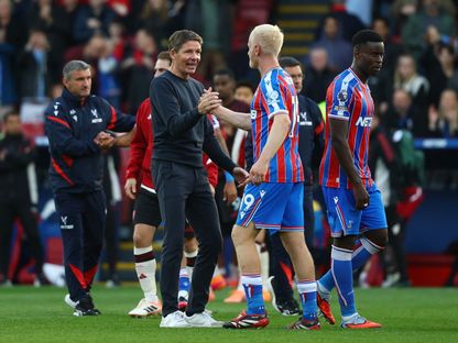 أوليفر غلاسنر مدرب كريستال بالاس يحتفل مع لاعبيه بالفوز على ليفربول - 27 سبتمبر 2025 - Reuters