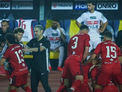 مدرب الزمالك معتمد جمال ولاعب وسط الأهلي إمام عاشور خلال ديربي القاهرة - 13 أكتوبر 2026 - EPL_eg/x