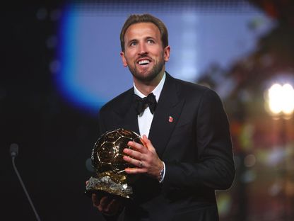 هاري كين يتسلم جائزة الكرة الذهبية لأفضل لاعب في العالم - 26 أكتوبر 2026 - Reuters