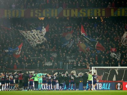 لاعبو بازل يحتفلون مع الجماهير بعد الفوز على شتوتغارت في الدوري الأوروبي في ملعب سانت ياكوب بارك - 2 أكتوبر 2025 - Reuters