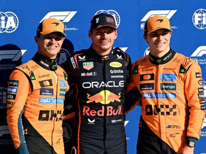 ماكس فرشتابن (في المنتصف) مع لاندو نوريس وأوسكار بياستري بعد التجارب التأهيلية في إيطاليا - 6 سبتمبر 2025 - Reuters