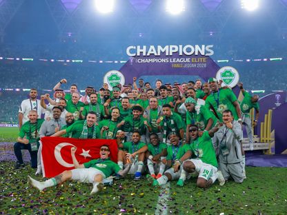لحظة تتويج الأهلي بلقب دوري أبطال آسيا للنخبة عقب انتصاره على ماتشيدا الياباني - 25 أبريل 2026 - X/@aawsat_spt