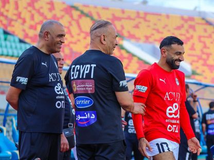 محمد صلاح وحسام حسن خلال تدريب لمنتخب مصر - 8 سبتمبر 2025 - X/@EFA
