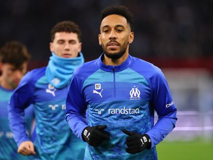 بيير إيميريك أوباميانغ لاعب مارسيليا خلال عملية الإحماء قبل مواجهة لانس في الدوري الفرنسي - 24 يناير 2026 - Reuters