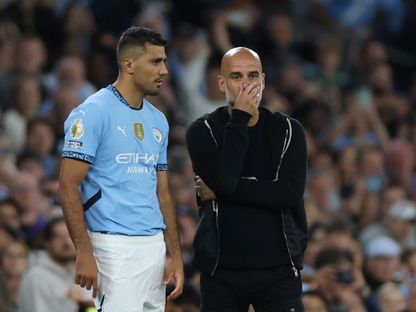 رودري رفقة غوارديولا أثناء عودته من غياب طويل في مباراة مانشستر سيتي وبورنموث بالدوري الإنجليزي الممتاز - 20 ماي 2025 - Reuters