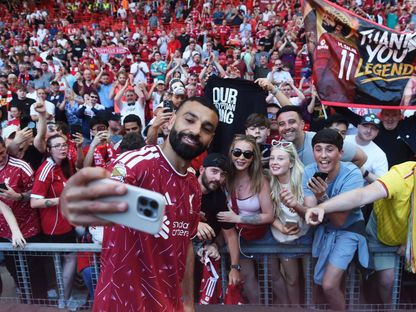 محمد صلاح يلتقط صوراً مع جمهور ليفربول بعد مباراته الأخيرة - 24 مايو 2026 - Reuters
