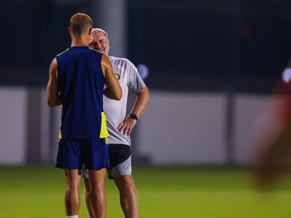 أنجي بوستيكوغلو مدرب النصر في حديث مع نجم الفريق كريستيانو رونالدو خلال تدريب - 24 أغسطس 2026 - X/@AlNassrFC
