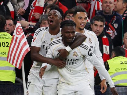 فينيسيوس جونيور يحتفل مع زميله إدواردو كامفينغا بعد تسجيل هدف في شباك أتلتيك بلباو في الدوري الإسباني - 3 ديسمبر 2025 - REUTERS