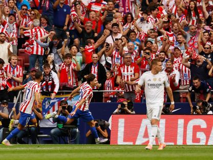 خوليان ألفاريز مهاجم أتلتيكو مدريد يحتفل بهدفه أمام ريال مدريد - 27 سبتمبر 2025 - Reuters