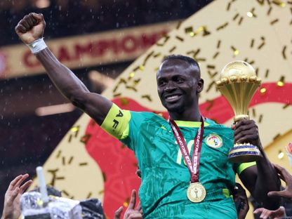 ساديو ماني نجم السنغال يحمل كأس أمم إفريقيا - 18 يناير 2026 - Reuters