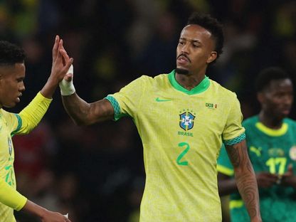 إيدير ميليتاو يصافح إستيفاو خلال مباراة البرازيل والسنغال الودية - 15 نوفمبر 2025 - Reuters