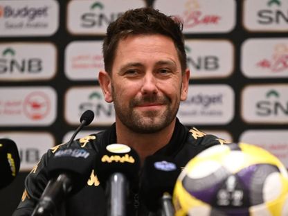 المدرب الإنجليزي ديس باكنغهام خلال المؤتمر الصحفي التقديمي لمباراة نهائي كأس خادم الحرمين الشريفين بين الهلال والخلود في جدة - 7 مايو 2026 - @aawsat_spt/x