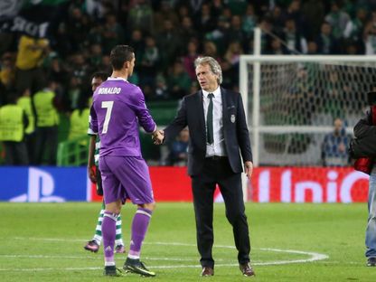 جورجي جيسوس يصافح كريستيانو رونالدو بعد مواجهة بين سبورتنغ البرتغالي وريال مدريد في دوري أبطال أوروبا - 22 نوفمبر 2016 - Getty Images