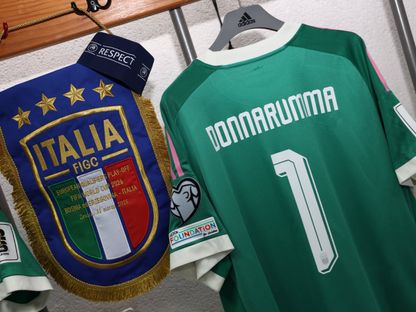 قميص جيانلويجي دوناروما حارس مرمى إيطاليا في غرفة تبديل الملابس قبل مواجهة البوسنة والهرسك في نهائي الملحق المؤهل لكأس العالم - 31 مارس 2026 - X/@Azzurri