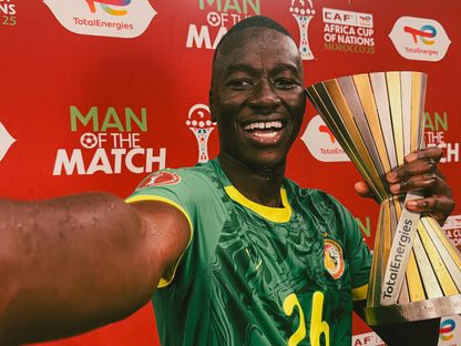 بابي غاي مع جائزة أفضل لاعب في نهائي كأس أمم إفريقيا بين السنغال والمغرب - 18 يناير 2026 - X/@CAF_Online