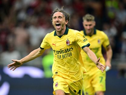 لوكا مودريتش يحتفل بأول أهدافه مع ميلان في مرمى بولونيا بالدوري الإيطالي - 14 سبتمبر 2025 - Reuters