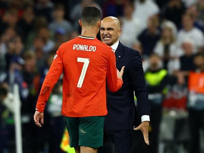 كريستيانو رونالدو مهاجم البرتغال يحتفل مع مدربه روبرتو مارتينيز بالفوز على ألمانيا - 4 يونيو 2025 - Reuters