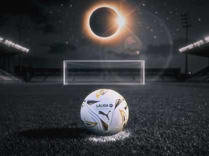 كرة من شركة "بوما" لمباراتي ريال مدريد وبرشلونة في موسم 2026-2027 - 1 أكتوبر 2026 - X/@LaLigaCorp