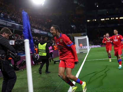 احتفال برادلي باركولا لاعب باريس سان جيرمان بتسجيل هدف في مرمى تشيلسي بدوري أبطال أوروبا - 17 مارس 2026 - X/@SPL