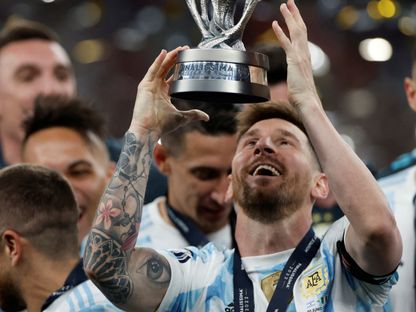 ليونيل ميسي يحتفل بفوز الأرجنتين بكأس فيناليسيما على حساب إيطاليا - 1 يونيو 2022 - Reuters