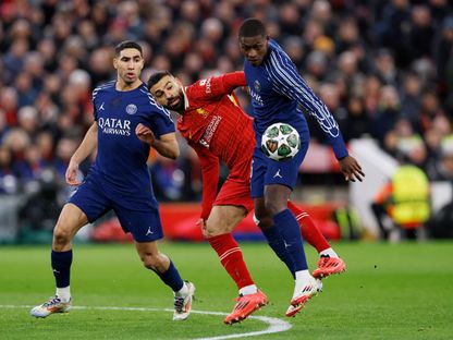 محمد صلاح لاعب ليفربول بين أشرف حكيمي ونونو مينديز ثنائي باريس سان جيرمان - 11 مارس 2025 - Reuters