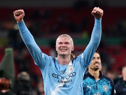 لاعب مانشستر سيتي إيرلينغ هالاند يحتفل بالفوز بكأس كاراباو ضد أرسنال - 22 مارس 2026 - Reuters