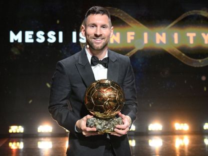 الأرجنتيني ليونيل ميسي بعد نيله جائزة الكرة الذهبية في باريس - 30 أكتوبر 2023 - X/@ballondor