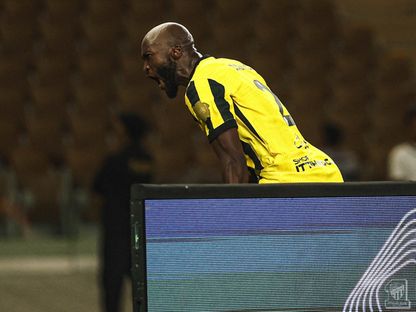 احتفال دانيلو بيريرا لاعب الاتحاد بتسجيل هدف في مرمى الخليج بالدوري السعودي - 27 فبراير 2026 - X/@ittihad