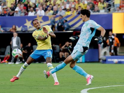 ياسين بونو حارس المغرب أمام رافينيا مهاجم البرازيل في مواجهتهما بكأس العالم - 14 يونيو 2026 - Reuters