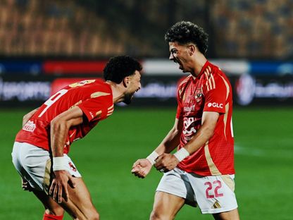 إمام عاشور ووسام أبو علي يحتفلان بهدف الأهلي الثاني في مرمى البنك الأهلي بالدوري المصري - 17 مايو 2025 - X/@AlAhly