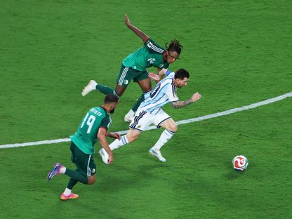 ليونيل ميسي ونبيل بن طالب وهشام بوداوي خلال مباراة الجزائر والأرجنتين بكأس العالم - 17 يونيو 2026 - Reuters