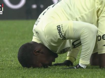 بعد مباراة رين وموناكو في الدوري الفرنسي بول بوغبا يسجد بعدما نجح في استئناف مسيرته التي توقفت لمدة عامين للإيقاف - 22 نوفمبر 2025 - متداول