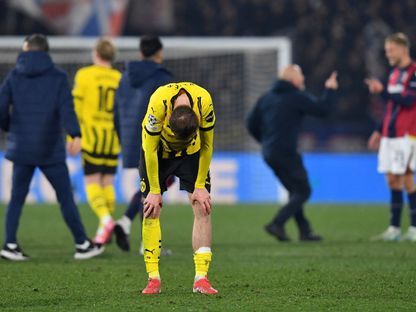 ماكسيمليان بيير لاعب بوروسيا دورتموند يتحسر بعد الهزيمة أمام بولونيا في دوري الأبطال - 21 يناير 2025 - REUTERS