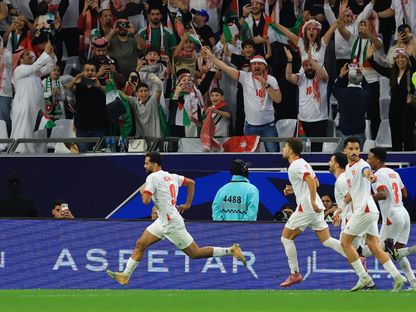 احتفال لاعبي الأردن بتسجيل هدف في مرمى العراق بربع نهائي كأس العرب - 12 ديسمبر 2025 - Reuters