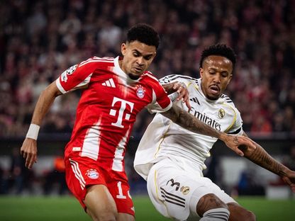 لويس دياز لاعب بايرن ميونيخ يسيطر على الكرة أمام ​إيدير ميليتاو لاعب ريال مدريد في مباراة الفريقين بدوري أبطال أوروبا - 15 أبريل 2026 - X/@@FCBayernAr