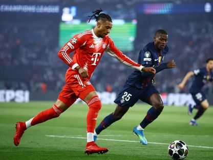 جناح بايرن ميونيخ مايكل أوليس في مواجهة مع نونو مينديز ظهير باريس سان جيرمان ضمن دوري أبطال أوروبا - 28 أبريل 2026 - REUTERS