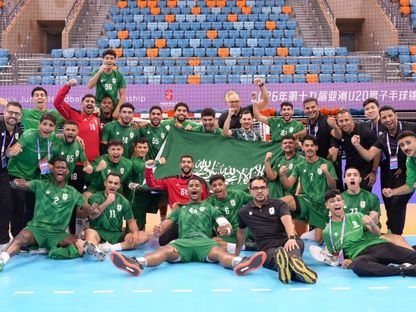 احتفال لاعبو المنتخب السعودي لكرة اليد للشباب بالتأهل لبطولة العالم للشباب - 24 يوليو 2026 - X/@SPL