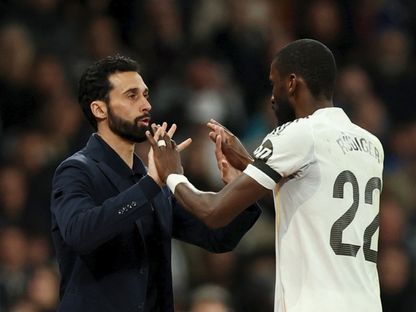 مدرب ريال مدريد ألفارو أربيلوا مع أنطونيو روديغر لدى استبداله خلال مباراة ضد إلتشي - 14 مارس 2026 - REUTERS