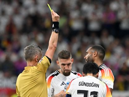جوناثان تاه لاعب منتخب ألمانيا لحظة حصوله على بطاقة صفراء في مباراة سويسرا ببطولة أوروبا- 23 يونيو 2024 - Getty Images